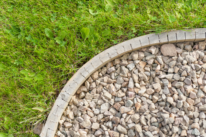 L&rsquo;installation d&rsquo;une bande de propreté en graviers autour de la maison : Une solution esthétique et fonctionnelle pour améliorer votre extérieur