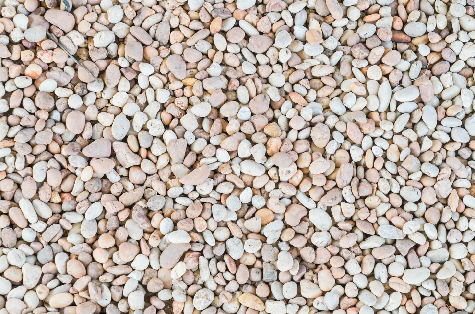 Comment poser du gravier déco dans ses allées : Un guide étape par étape pour un jardin élégant