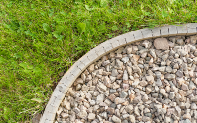 L’installation d’une bande de propreté en graviers autour de la maison : Une solution esthétique et fonctionnelle pour améliorer votre extérieur